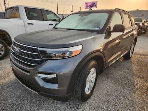 Used 2020 Ford Explorer XLT w/ Equipment Group 202A AWD/4WD image 3