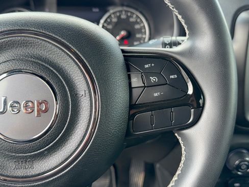 Used 2021 Jeep Renegade Latitude FWD image 19