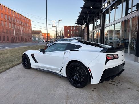 Used 2015 Chevrolet Corvette Z06 w/ 3LZ Preferred Equipment Group image 7