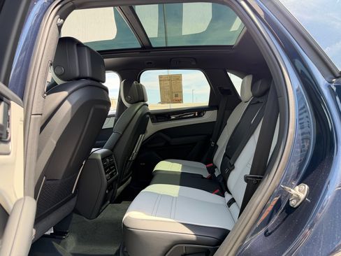 Certified 2026 Porsche Cayenne AWD/4WD image 19