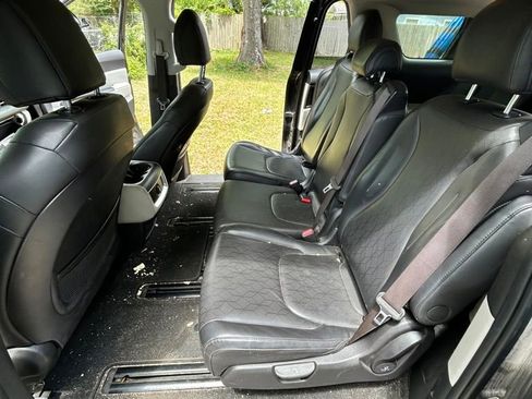 Used 2023 Kia Carnival LX FWD image 13