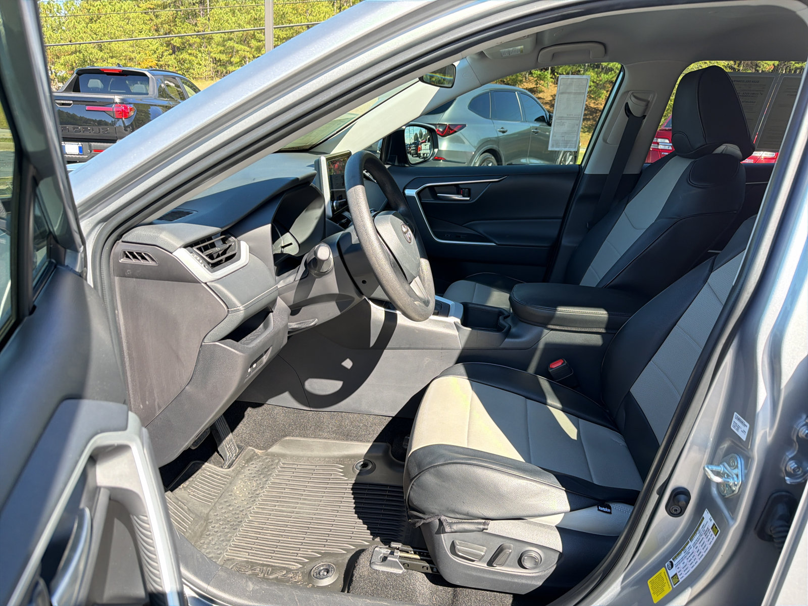 Used 2025 Toyota RAV4 XLE FWD image 13