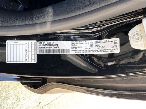 Certified 2025 Chrysler Pacifica Select image 33