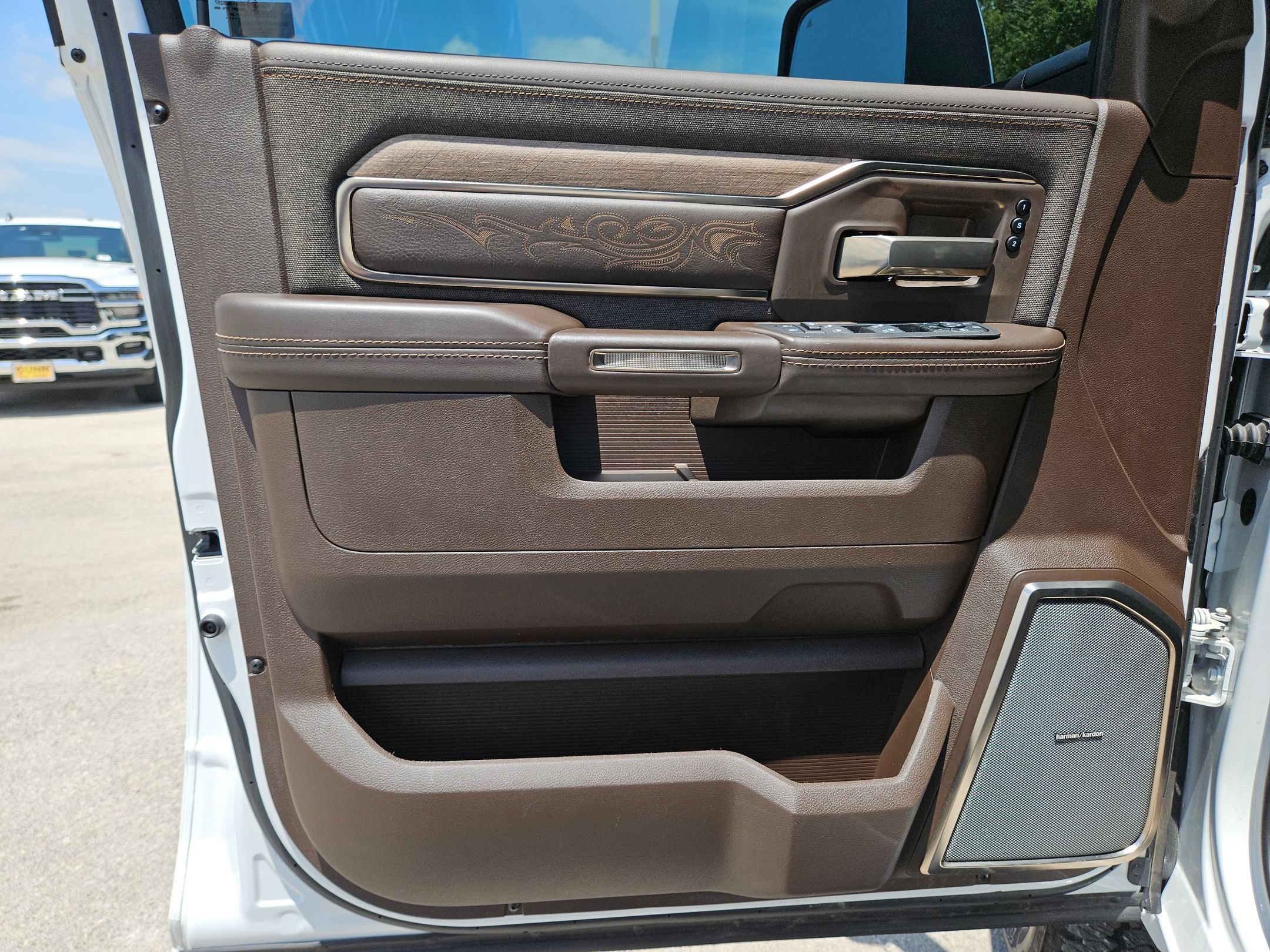 Used 2025 RAM 2500 Limited AWD/4WD image 11