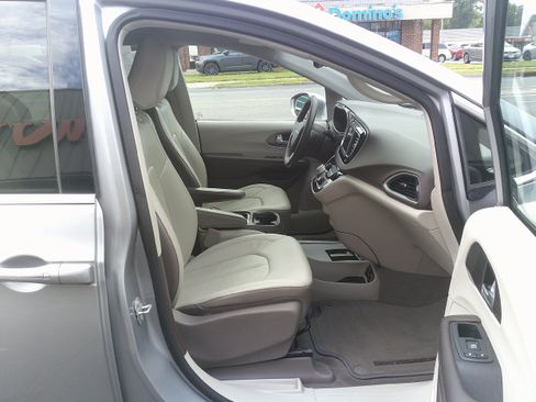 Used 2018 Chrysler Pacifica Touring-L FWD image 28