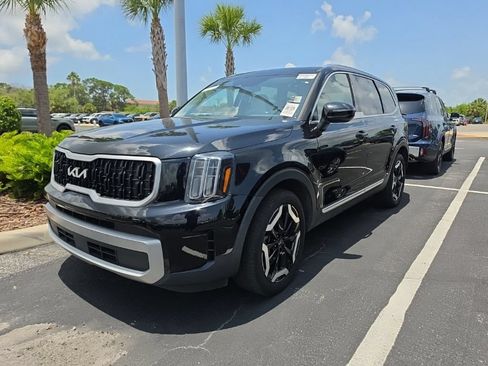 Certified 2023 Kia Telluride EX w/ EX Captain's Chair Package FWD image 6