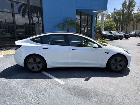 Used 2023 Tesla Model 3 Standard Range image 9
