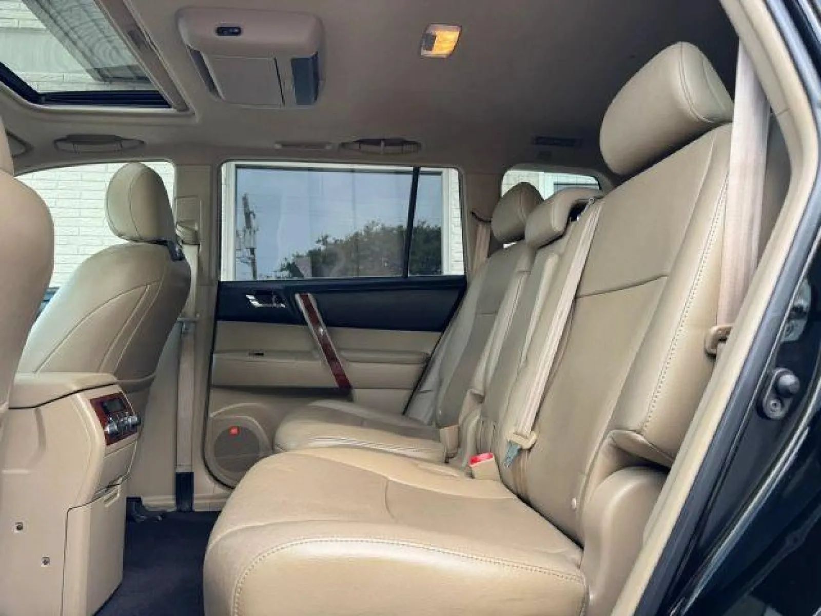 Used 2012 Toyota Highlander Limited w/ Tow Pkg AWD/4WD image 19