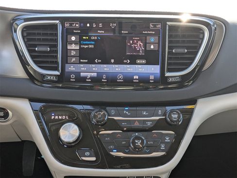 Used 2024 Chrysler Pacifica Touring-L image 19