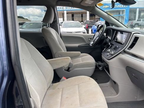 Used 2020 Toyota Sienna L image 31