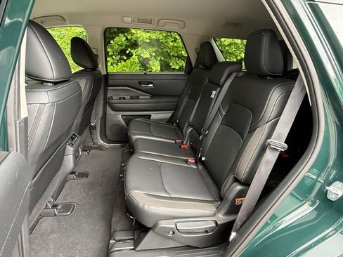 Used 2024 Nissan Pathfinder SL AWD/4WD image 14