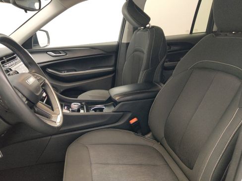 Used 2024 Jeep Grand Cherokee Laredo RWD image 17