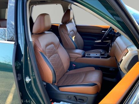 Used 2024 Nissan Pathfinder Platinum image 21