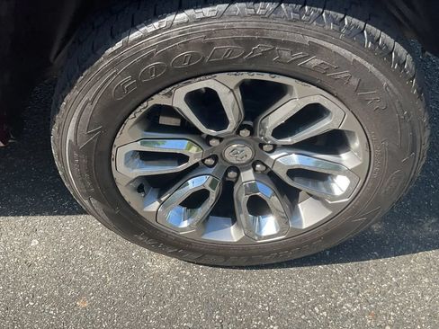 Used 2019 RAM 1500 Laramie AWD/4WD image 10