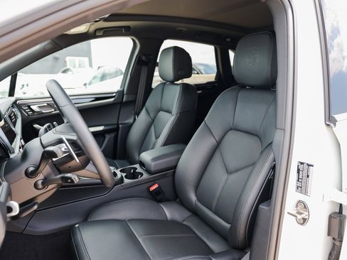 Certified 2025 Porsche Macan image 5