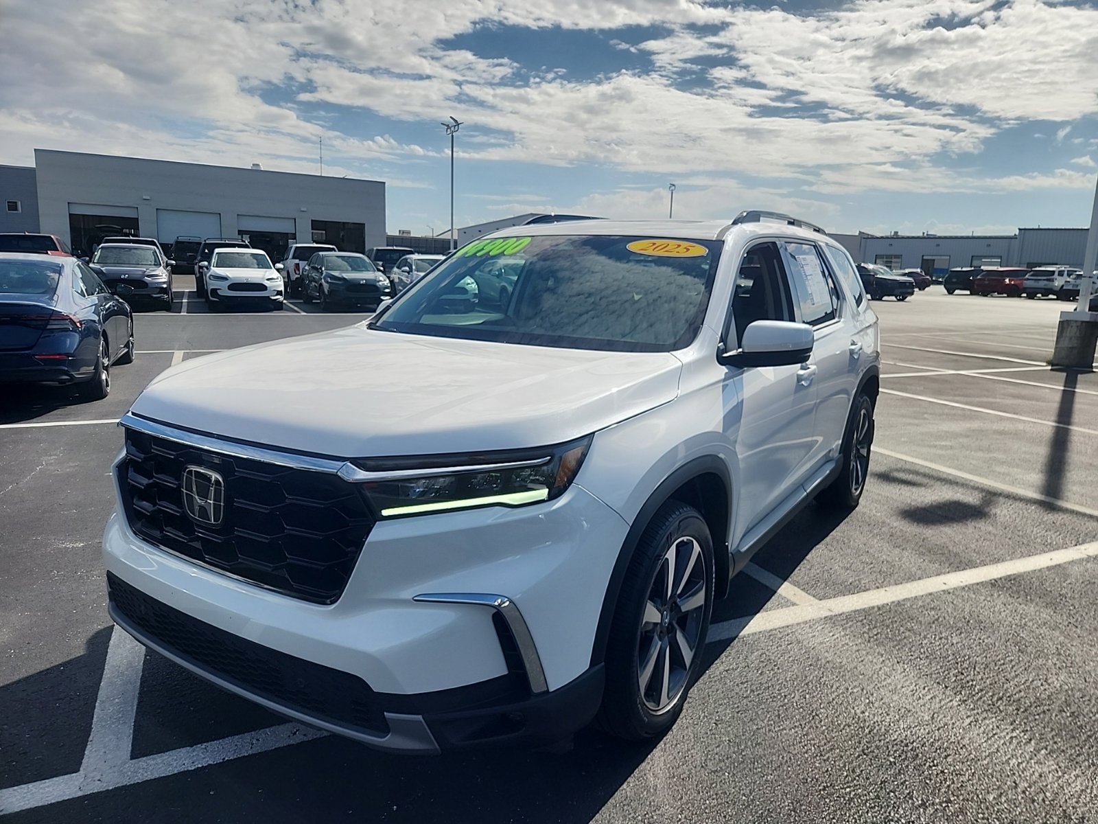 Used 2025 Honda Pilot Touring image 2