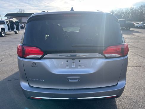 Used 2017 Chrysler Pacifica Touring-L w/ Tire & Wheel Group image 7