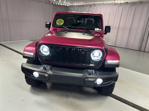 Used 2024 Jeep Gladiator Sport AWD/4WD image 2