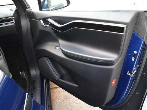 Used 2018 Tesla Model X 75D image 25