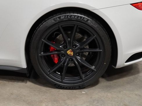 Used 2018 Porsche 911 image 25