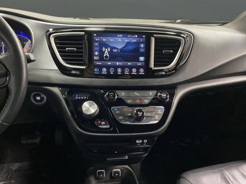 Used 2020 Chrysler Pacifica Touring-L Plus image 7