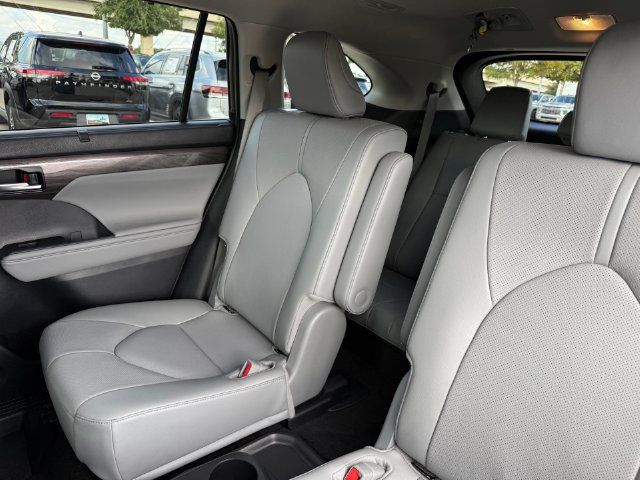 Used 2026 Toyota Highlander Limited AWD/4WD image 30