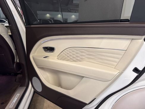 Used 2023 Bentley Bentayga Extended Wheelbase AWD/4WD image 32
