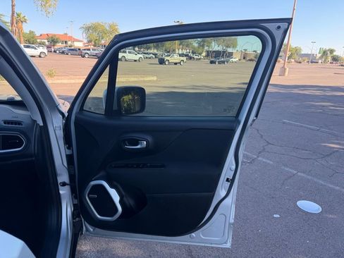 Used 2021 Jeep Renegade Latitude w/ Sun & Sound Group image 18