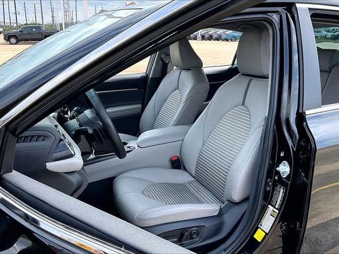 Used 2023 Toyota Camry SE image 8