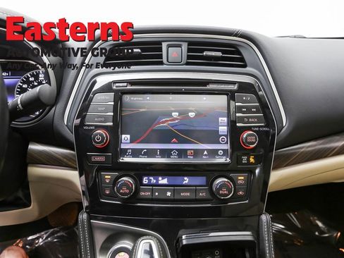 Used 2016 Nissan Maxima Platinum w/ Interior Lighting Package FWD image 12