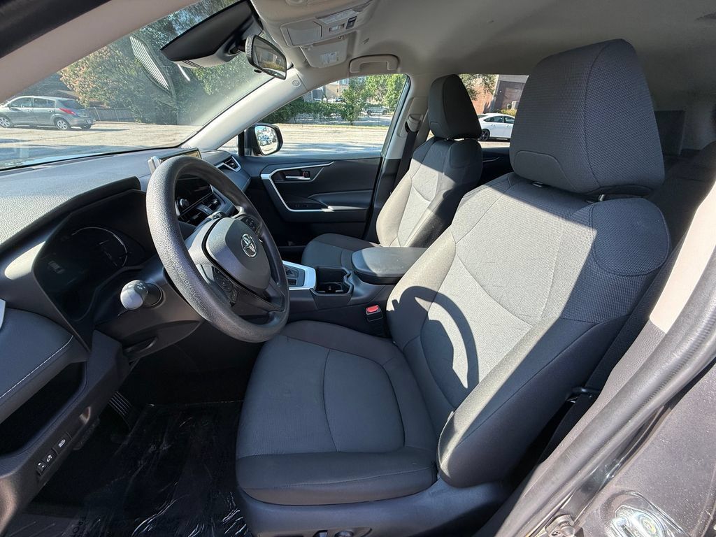 Used 2025 Toyota RAV4 XLE FWD image 7