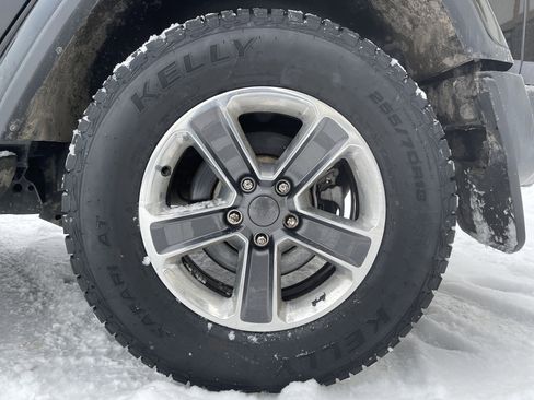 Used 2018 Jeep Wrangler Unlimited Sahara w/ Uconnect 4C Nav & Sound Group image 21