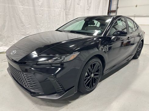 Used 2025 Toyota Camry SE image 3