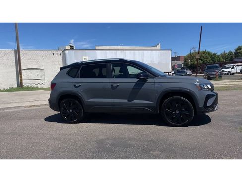 Used 2024 Volkswagen Taos SE w/ Panoramic Sunroof Package AWD/4WD image 4