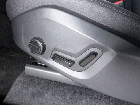 Certified 2025 Volvo XC90 B6 Plus w/ Protection Package Premier image 13