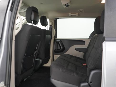 Used 2020 Dodge Grand Caravan SE w/ UConnect Hands-Free Group FWD image 18