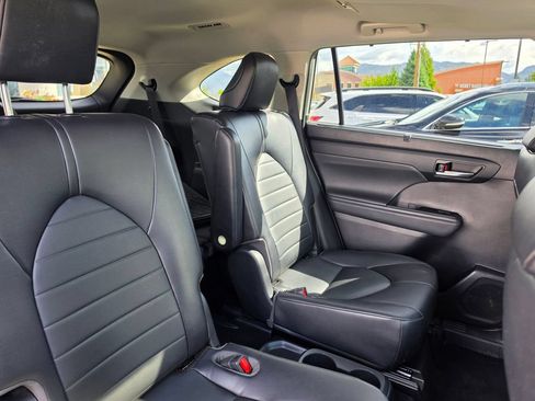 Used 2022 Toyota Highlander XLE AWD/4WD image 16