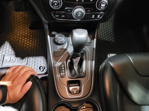 Used 2019 Jeep Cherokee Latitude Plus w/ Cold Weather Group image 39