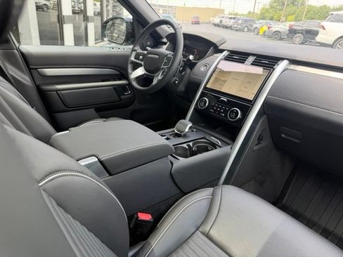 Used 2024 Land Rover Discovery Dynamic SE AWD/4WD image 38