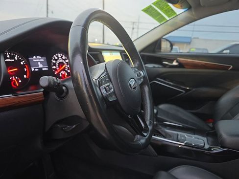 Used 2017 Kia Cadenza Premium w/ Luxury Package image 12