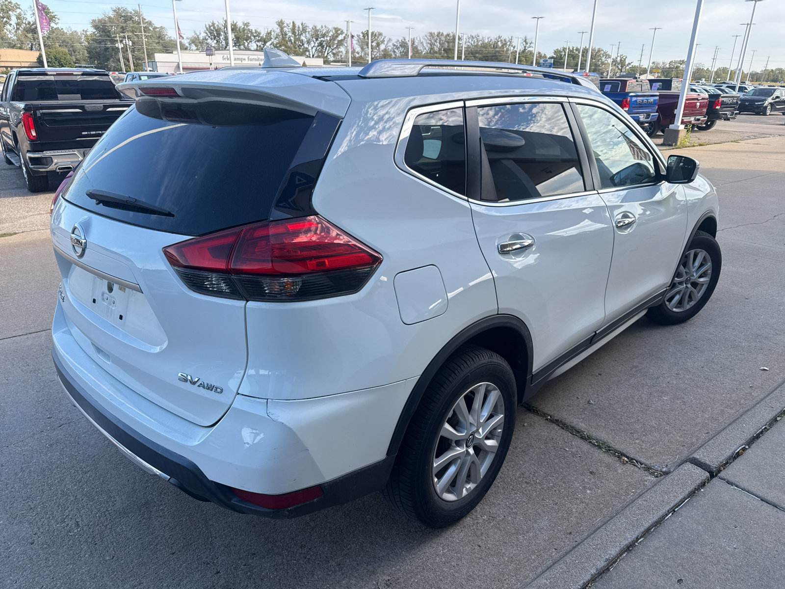 Used 2017 Nissan Rogue SV AWD/4WD image 6