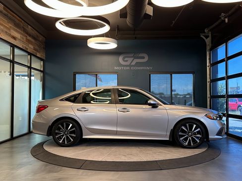 Used 2022 Honda Civic EX image 2