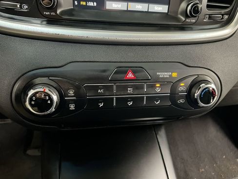 Used 2019 Kia Sorento LX image 16