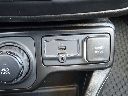 Used 2023 Jeep Renegade Latitude w/ Sun & Fun Group image 33