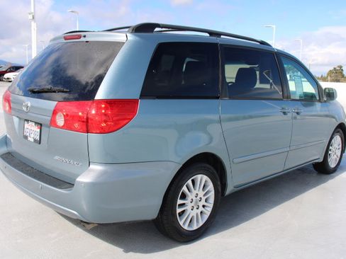 Used 2009 Toyota Sienna XLE image 3