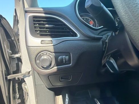 Used 2020 Jeep Cherokee Latitude FWD image 25