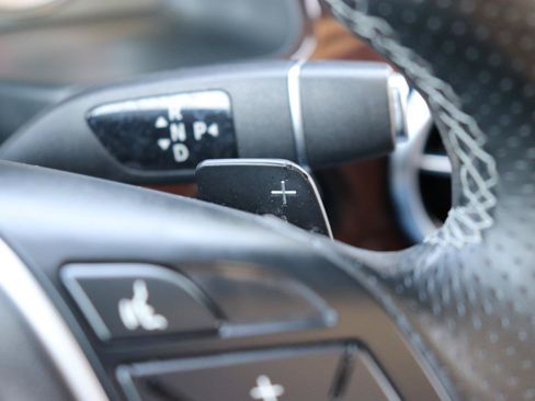 Used 2015 Mercedes-Benz GLK 350 4MATIC image 32