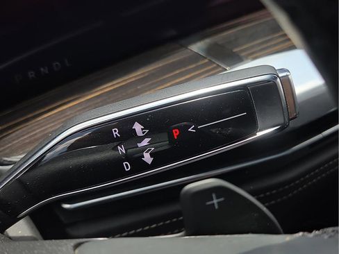 Used 2025 Cadillac Escalade Premium Luxury AWD/4WD image 17