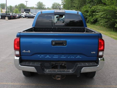 Used 2018 Toyota Tacoma SR5 AWD/4WD image 6