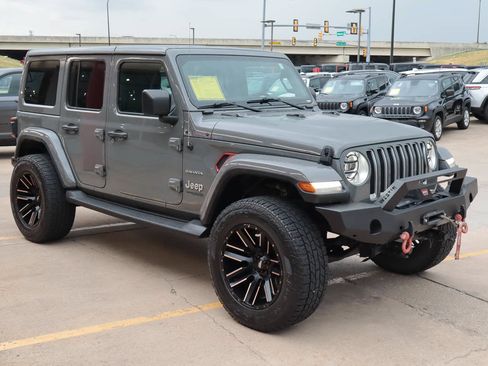 Used 2019 Jeep Wrangler Unlimited Sahara AWD/4WD image 4